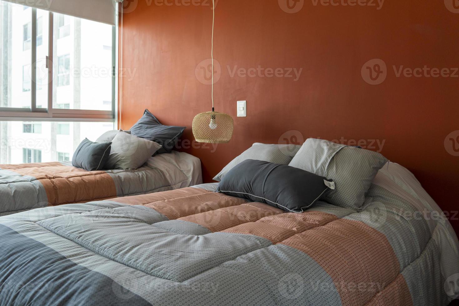 stilvolles interieur des modernen schlafzimmers mit bequemen möbeln. Bett für zwei mit Decke foto
