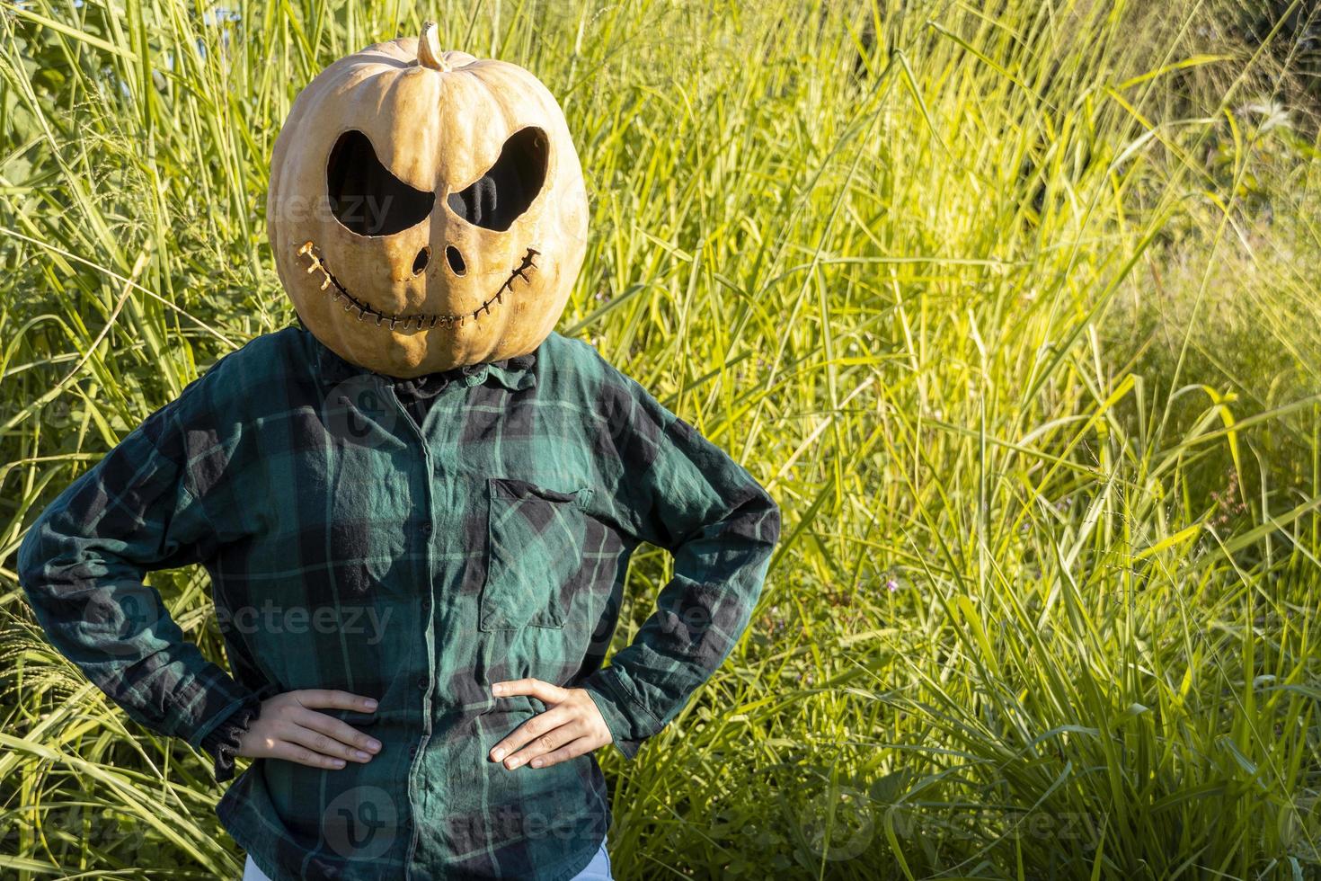 junge Frau mit Kürbiskopf nach dem Abschneiden und Aufsetzen eines Gesichts, Halloween, foto