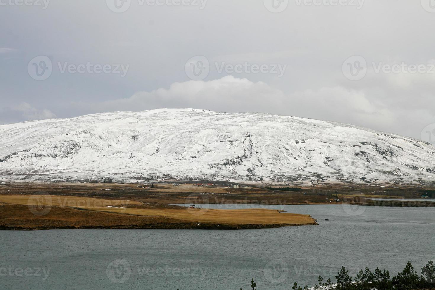 eine typisch isländische landschaft mit bergen, seen, flüssen und schnee bis zum frühling 5 foto