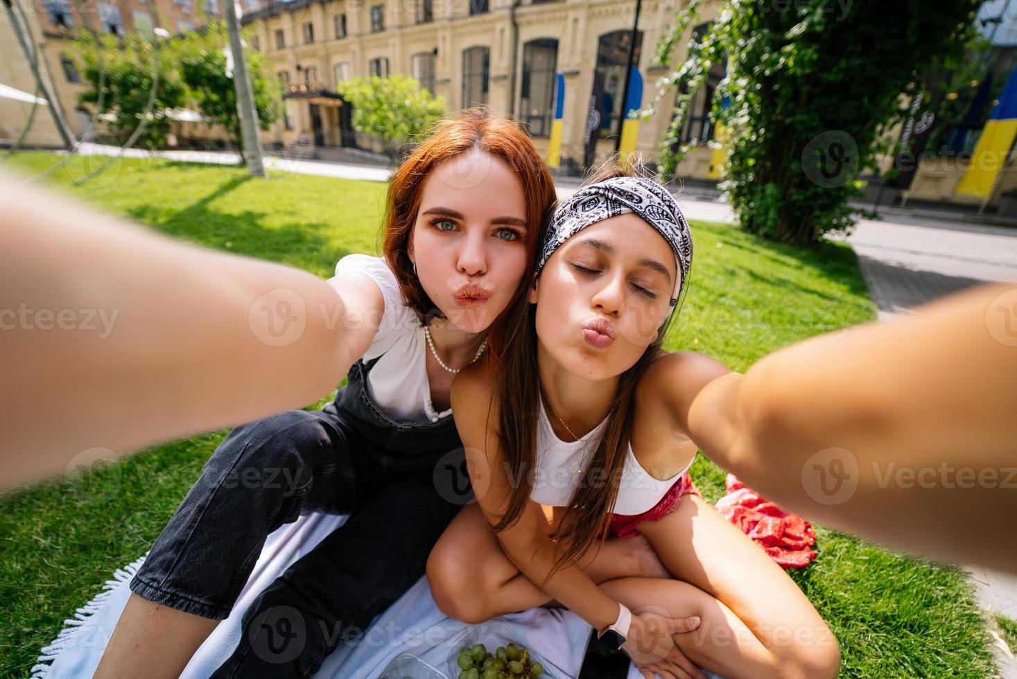 Schöne Frauen machen ein Foto mit einem wunderbaren Blick auf den Park