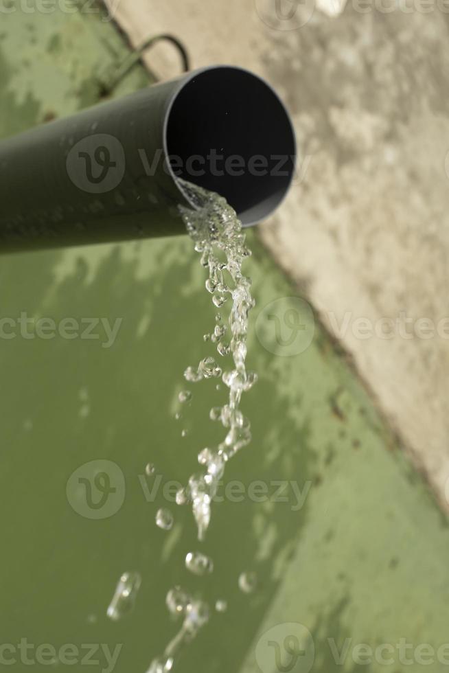 Wasser strömt aus Rohr. foto