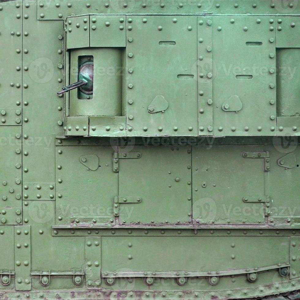Textur der Tankseitenwand, aus Metall und verstärkt mit einer Vielzahl von Schrauben und Nieten foto