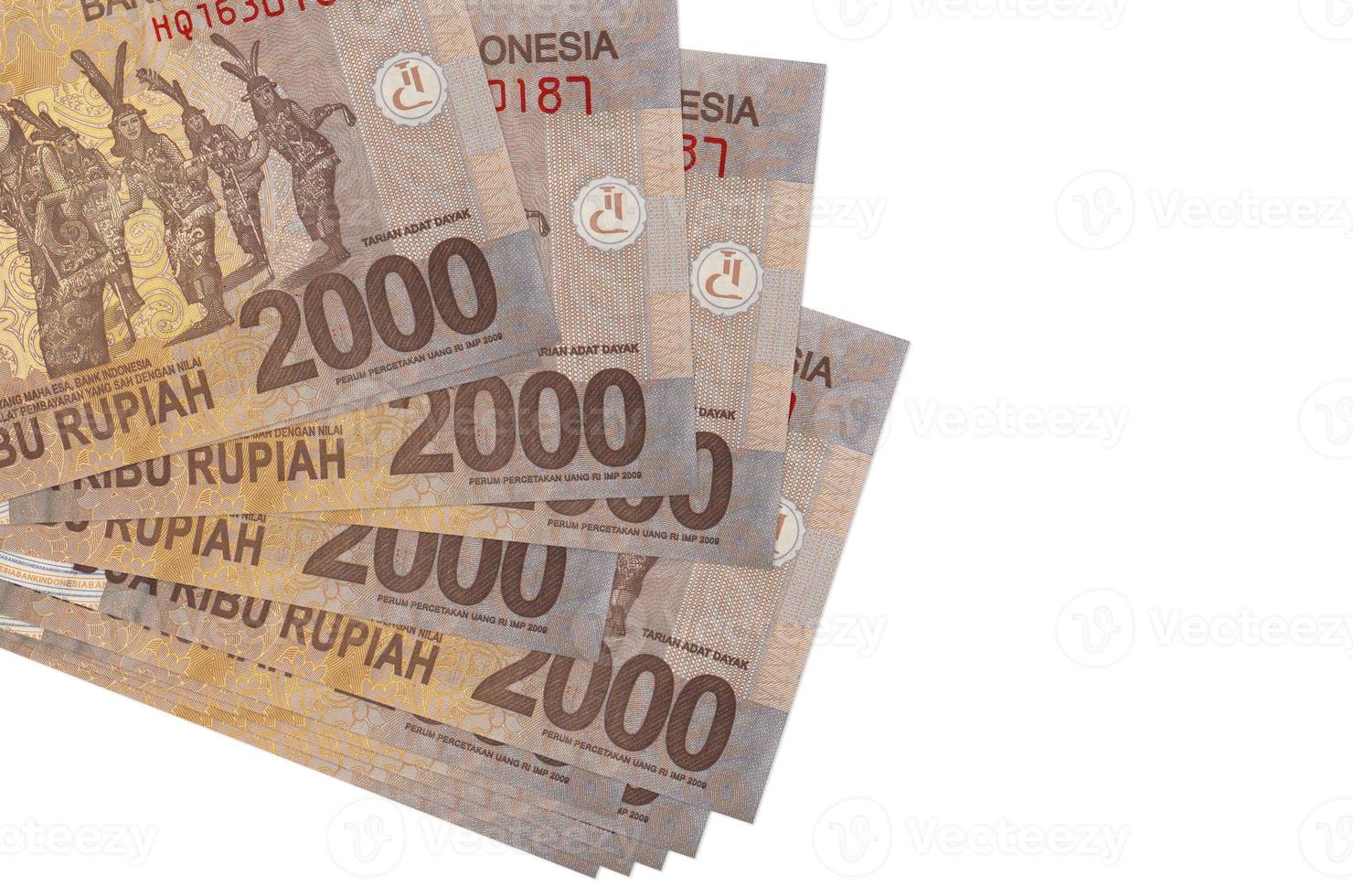 2000 indonesische Rupiah-Scheine liegen in kleinen Bündeln oder Packungen isoliert auf Weiß. modell mit kopierraum. Geschäft und Geldwechsel foto