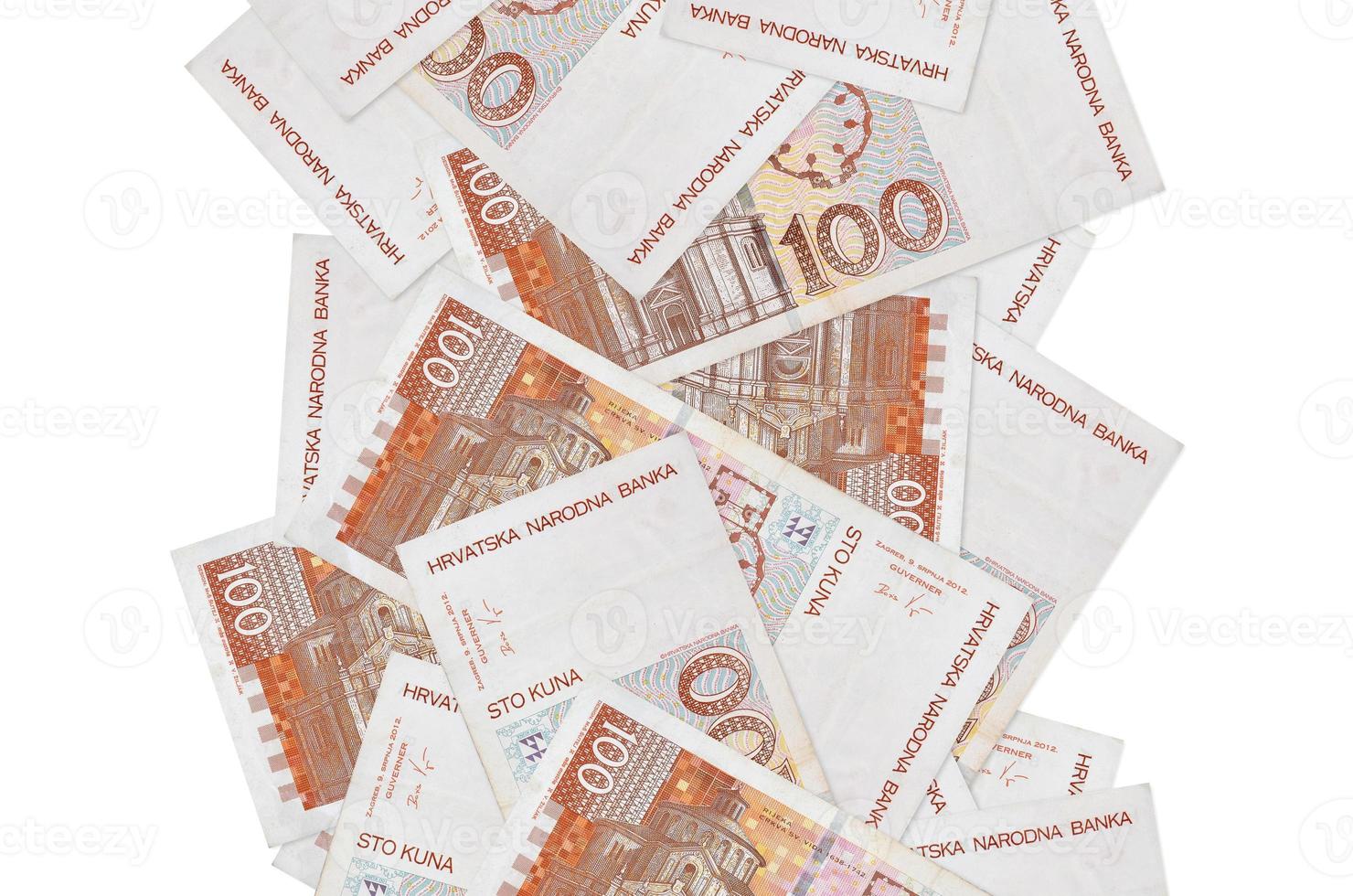 100 kroatische Kuna-Scheine fliegen einzeln auf Weiß herunter. viele banknoten fallen mit weißem copyspace auf der linken und rechten seite foto