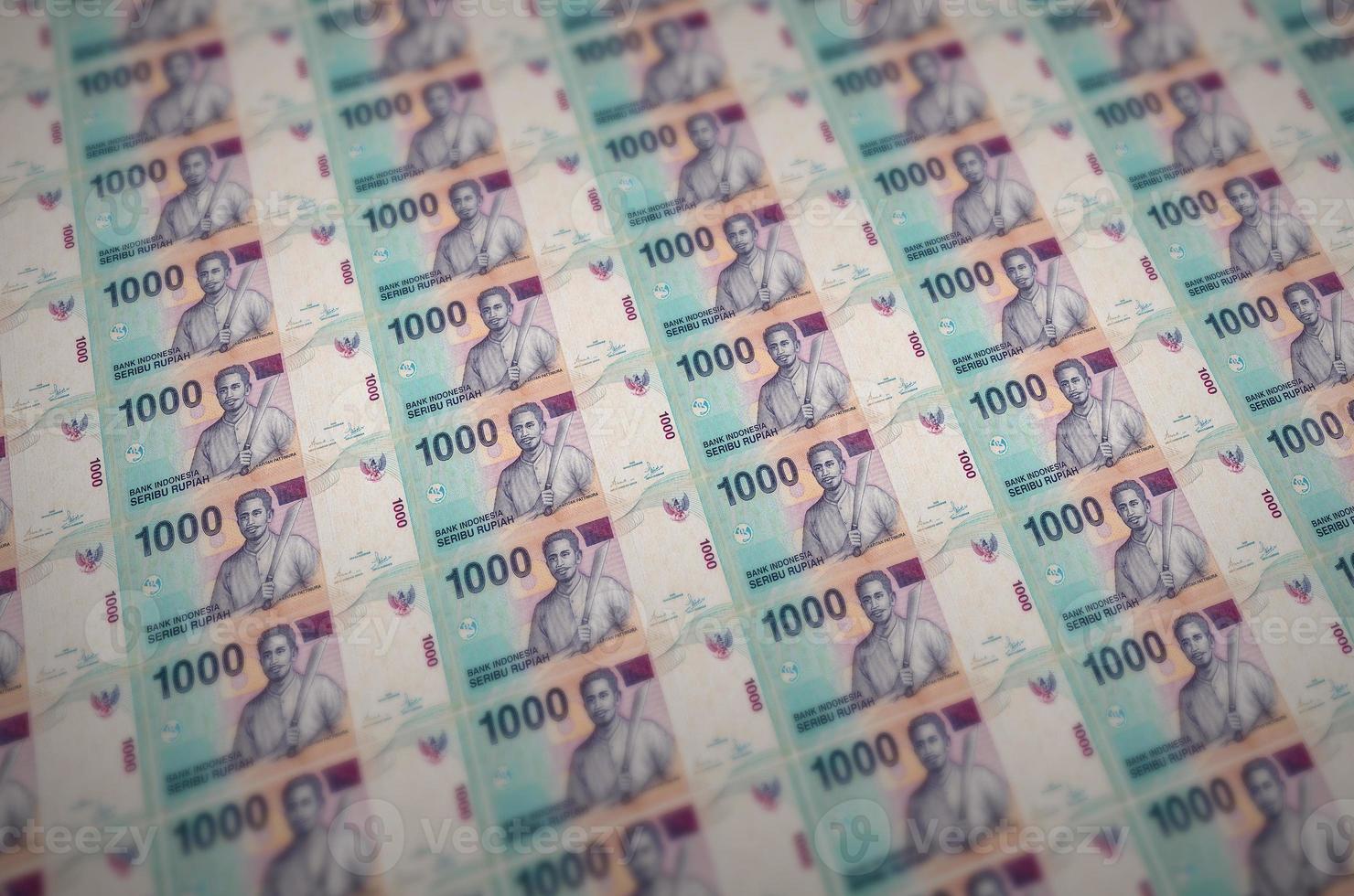 1000 indonesische Rupiah-Scheine gedruckt in illegalem Geldproduktionsförderer. Collage aus vielen gefälschten Rechnungen. Konzept der Fälscherarbeit foto