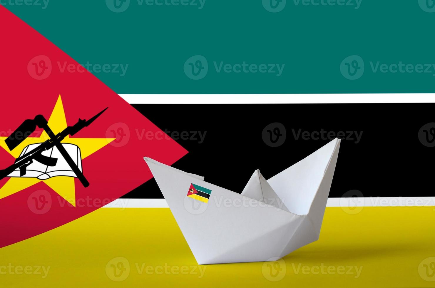 mosambik flagge auf papier origami schiff nahaufnahme dargestellt. handgemachtes kunstkonzept foto