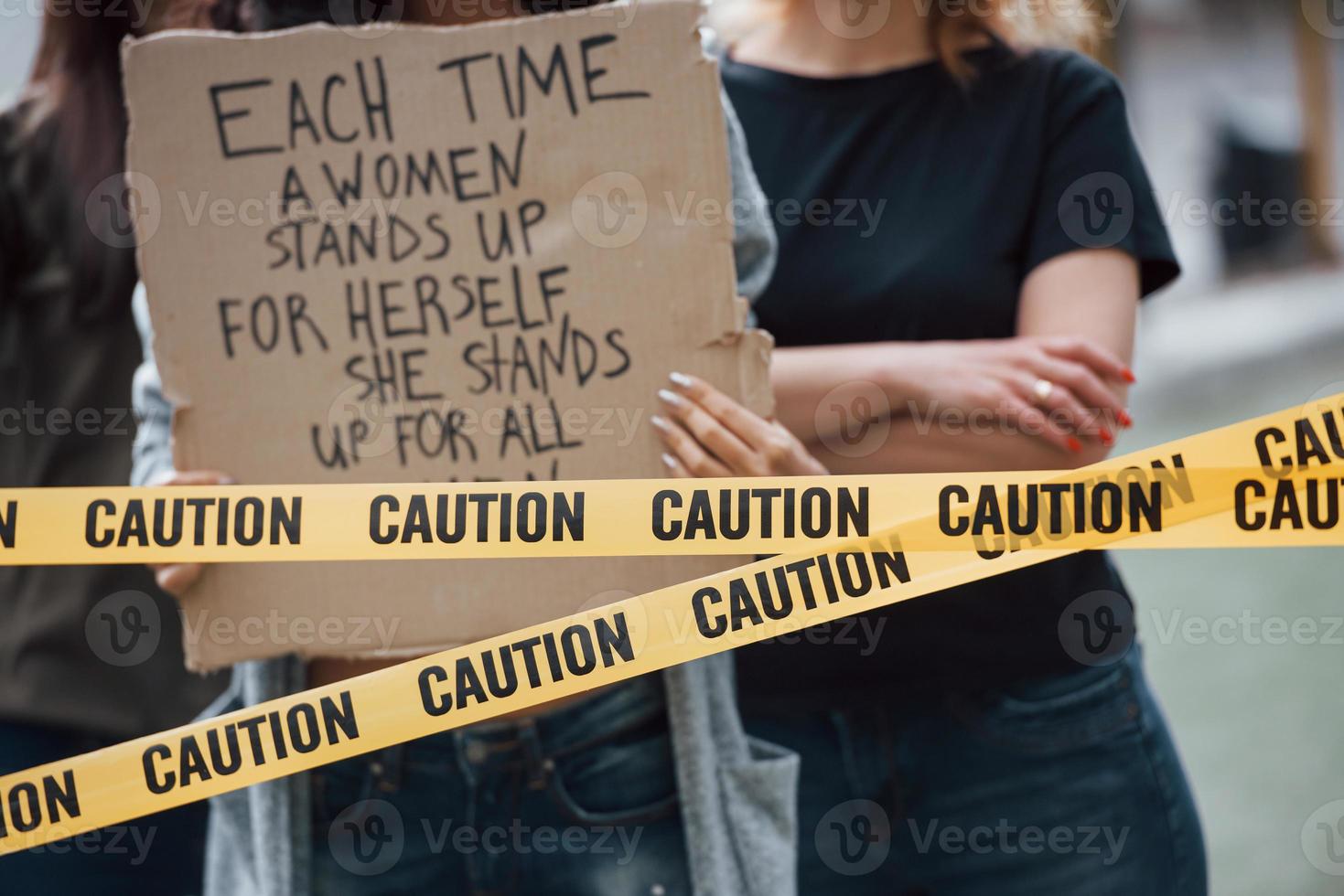 Nahaufnahme. Eine Gruppe feministischer Frauen protestiert im Freien für ihre Rechte foto