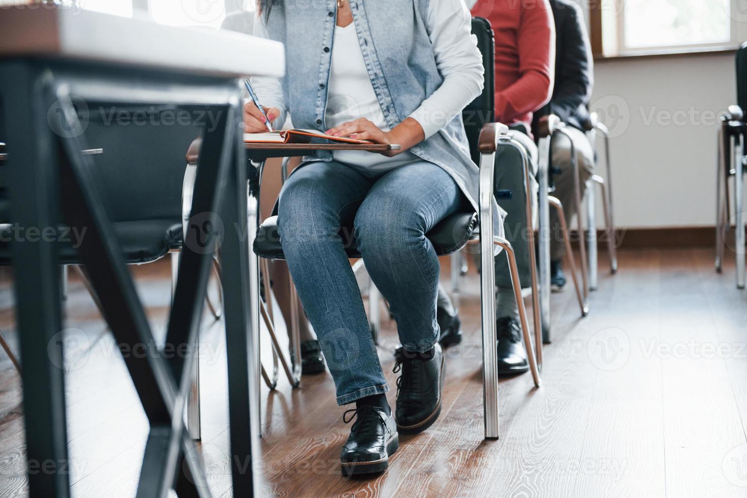 Partikelansicht. gruppe von personen bei geschäftskonferenzen im modernen klassenzimmer tagsüber foto