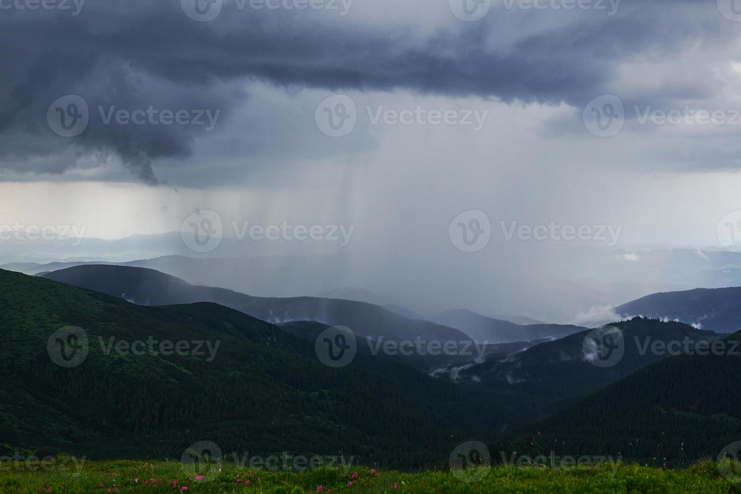 Regen fällt weit weg. majestätische Karpaten. schöne Landschaft. atemberaubender Ausblick foto