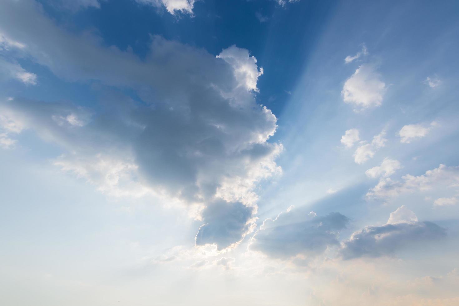 blauer Himmel mit Wolken foto