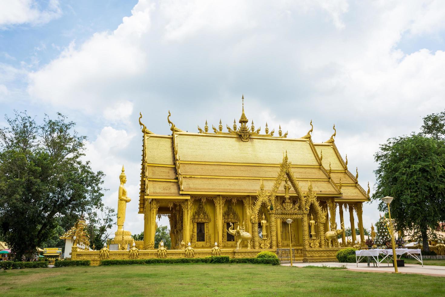 der goldene tempel von wat paknam jolo, thailand foto