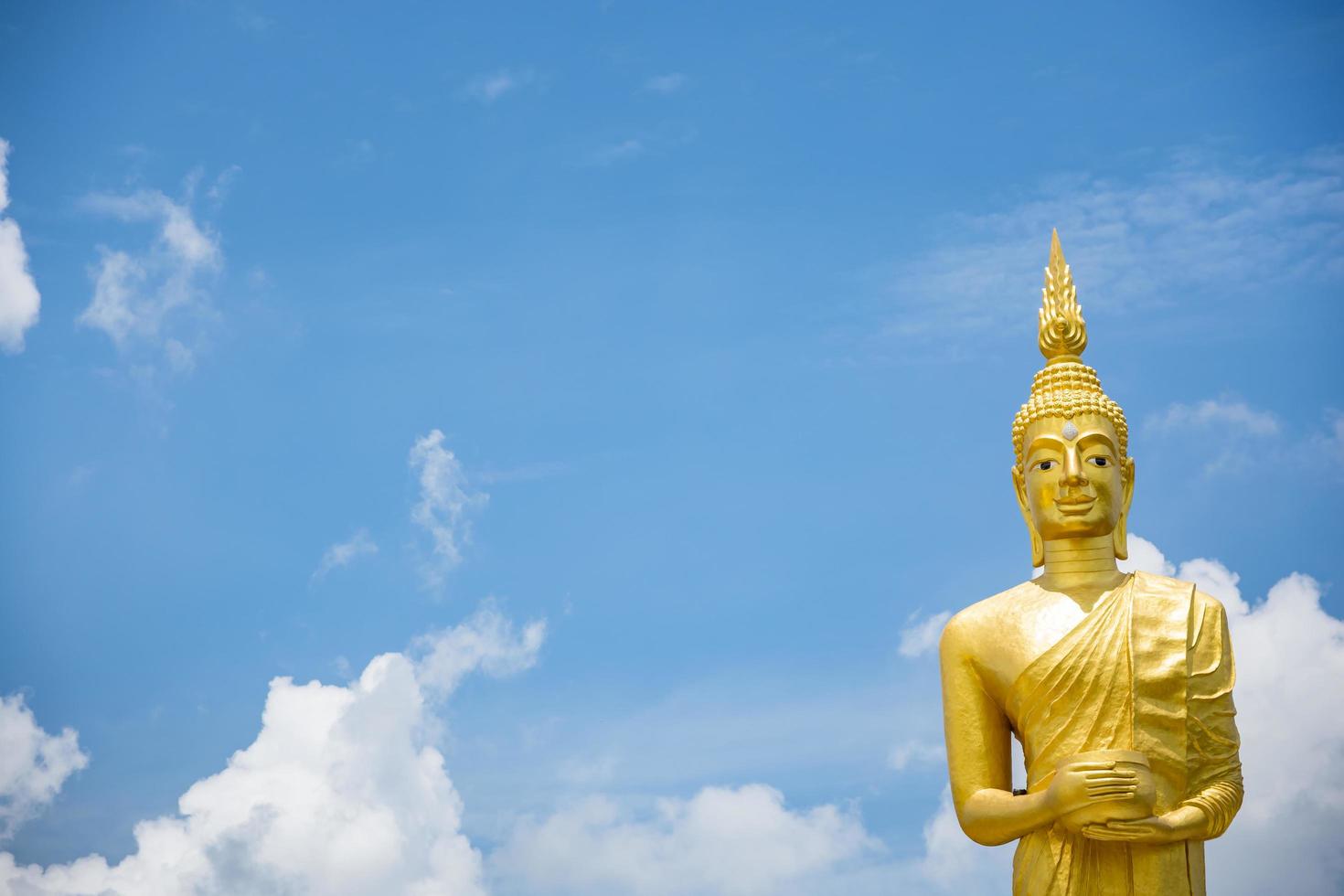 Statue am goldenen Tempel von Wat Paknam Jolo foto