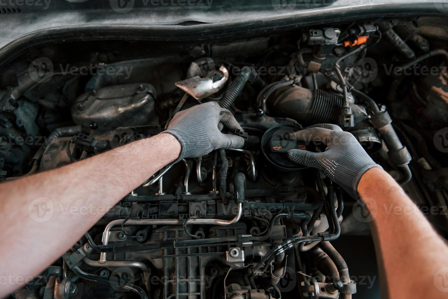 Ich-Perspektive der Hände des Menschen, der Autos repariert. Konzept des Autoservices foto