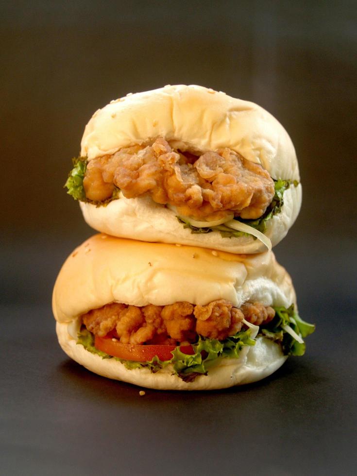 Nahaufnahme eines Fast-Food-Sandwichs foto