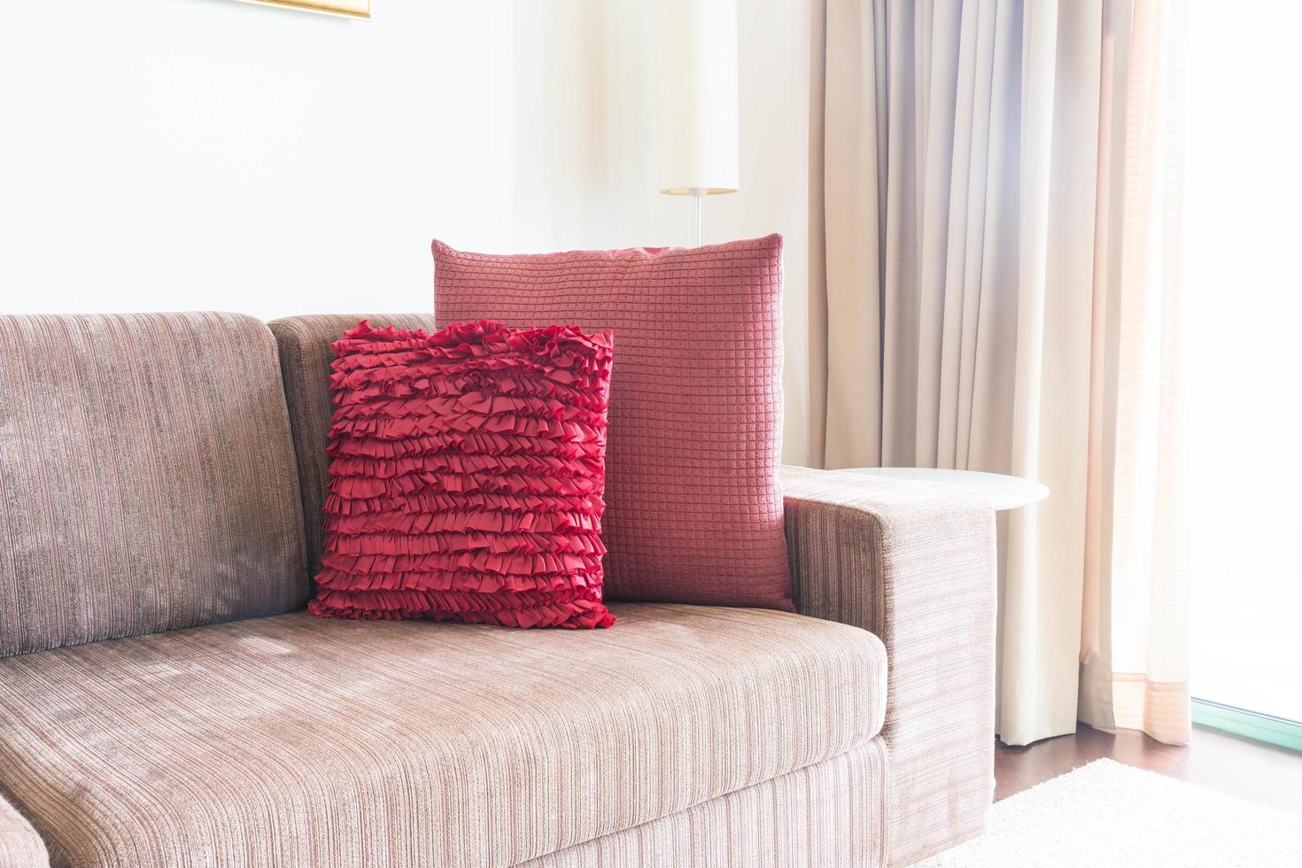 Sofa mit rosa Kissen darauf foto