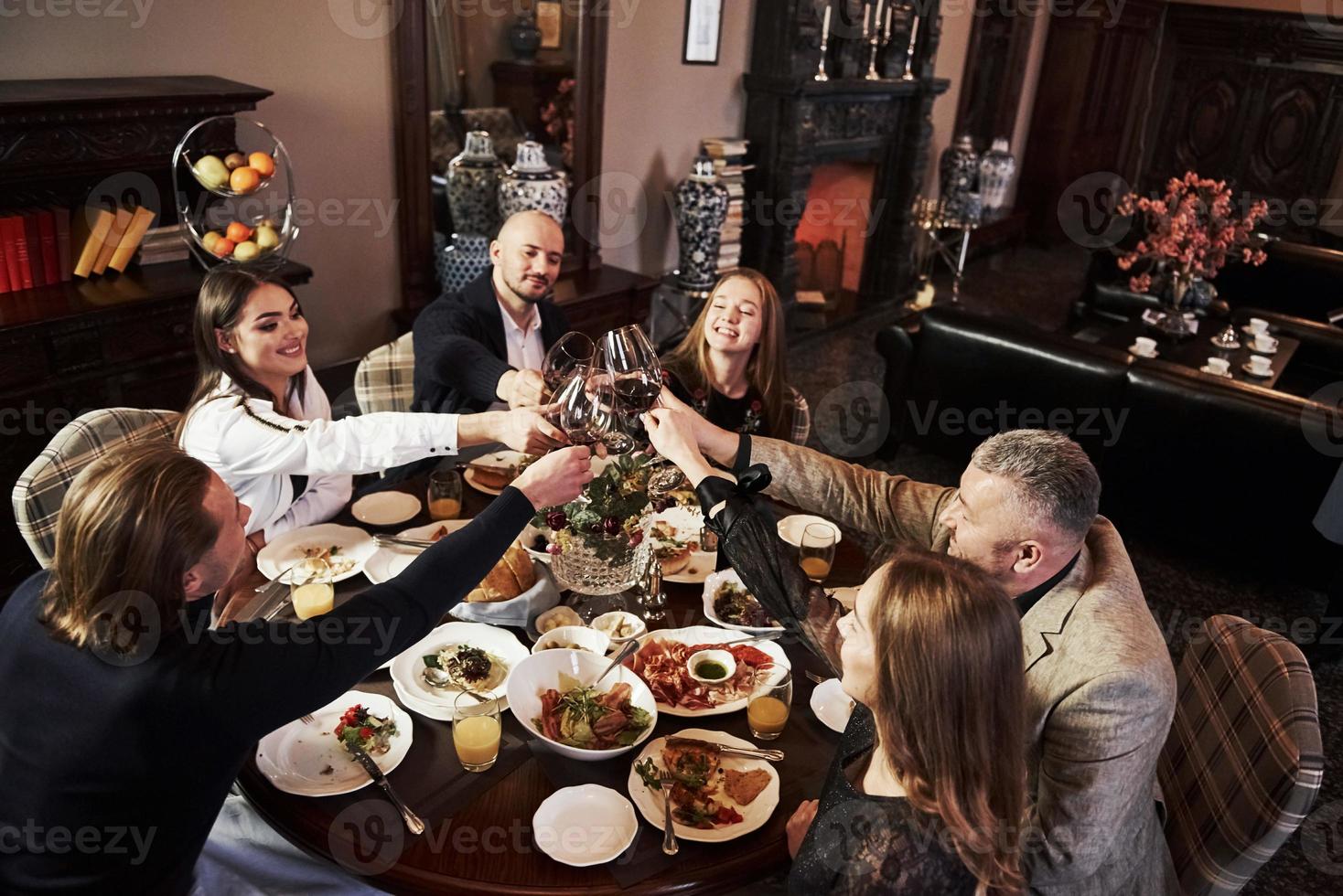 reiche Leute. Freunde der Familie haben eine schöne Zeit in einem schönen modernen Luxusrestaurant foto