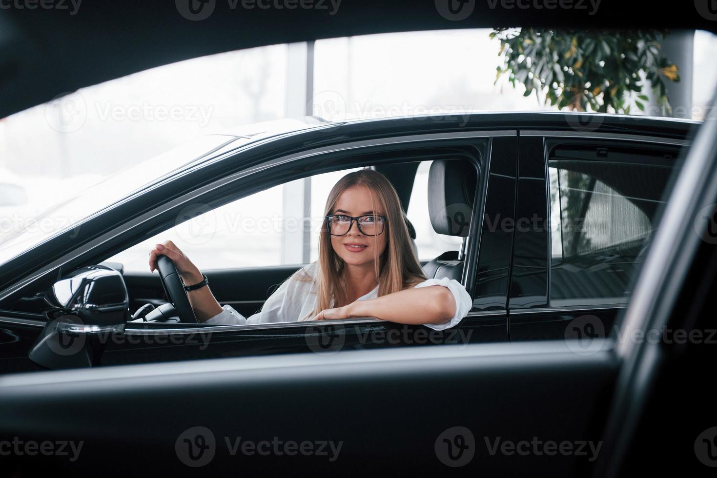 Hand auf das geöffnete Fenster. schönes blondes mädchen, das im