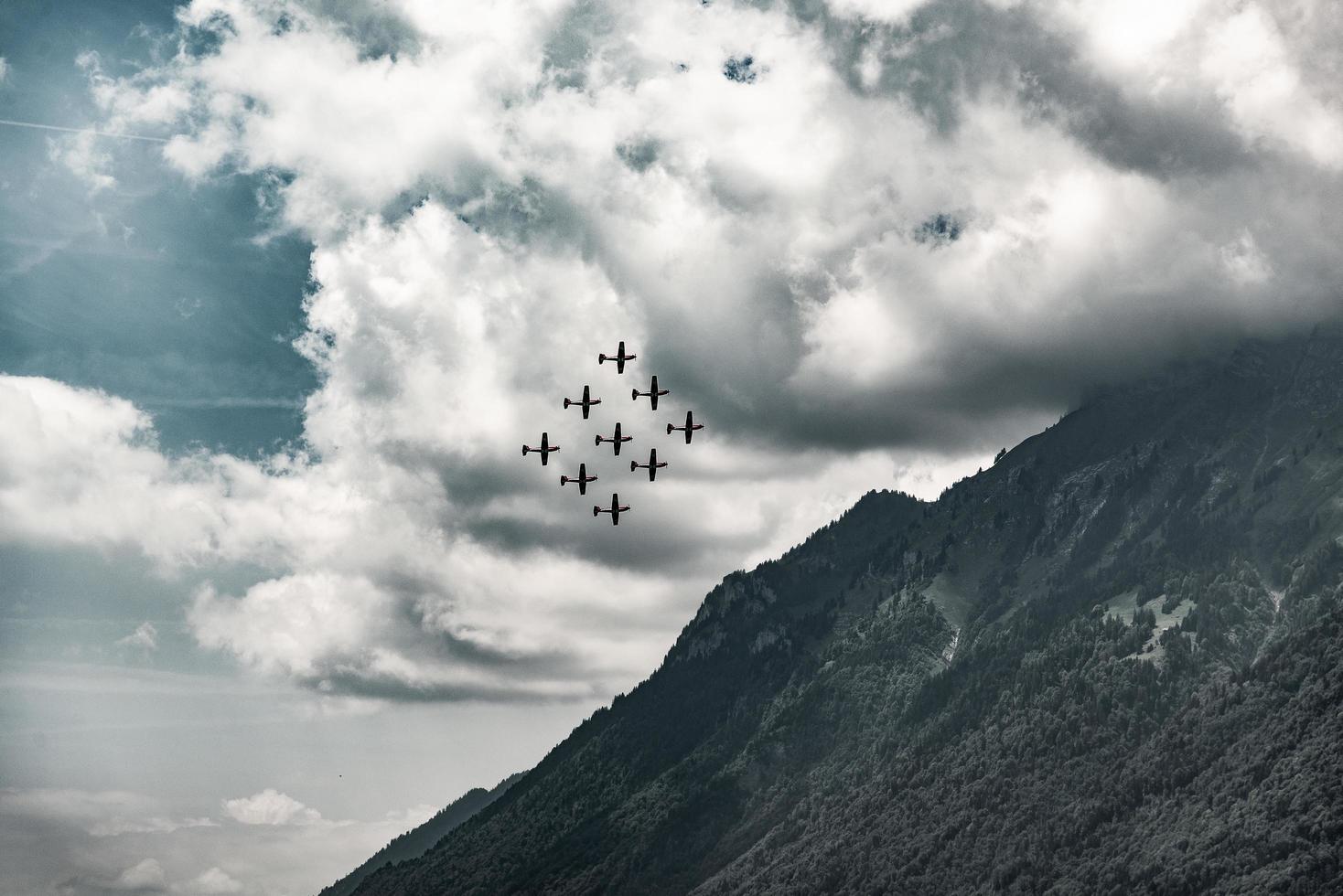 brienz, schweiz, 2020 - flugzeuge fliegen in formation foto