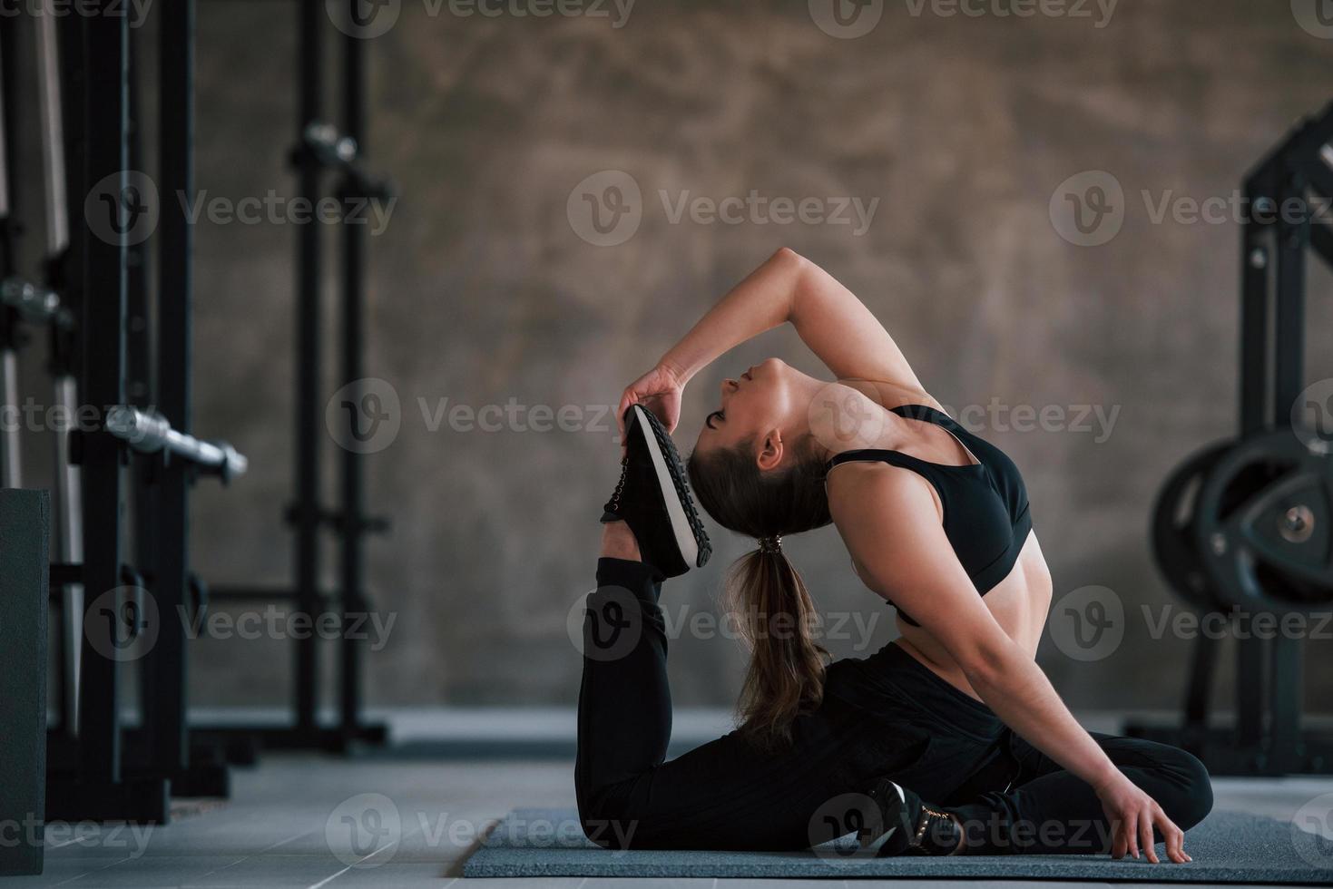 gesunder Lebensstil. Foto einer wunderschönen blonden Frau im Fitnessstudio an ihrer Wochenendzeit