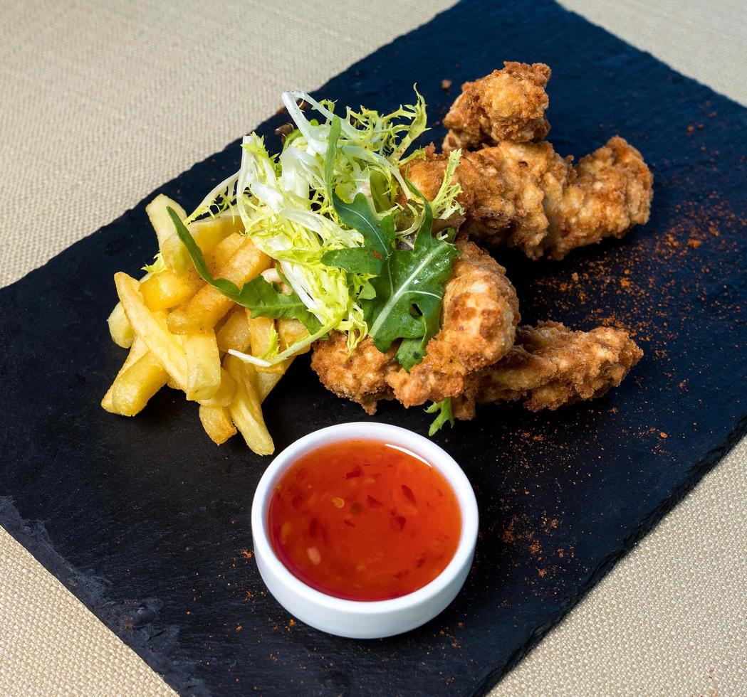 Gebratene Calamari und Pommes foto