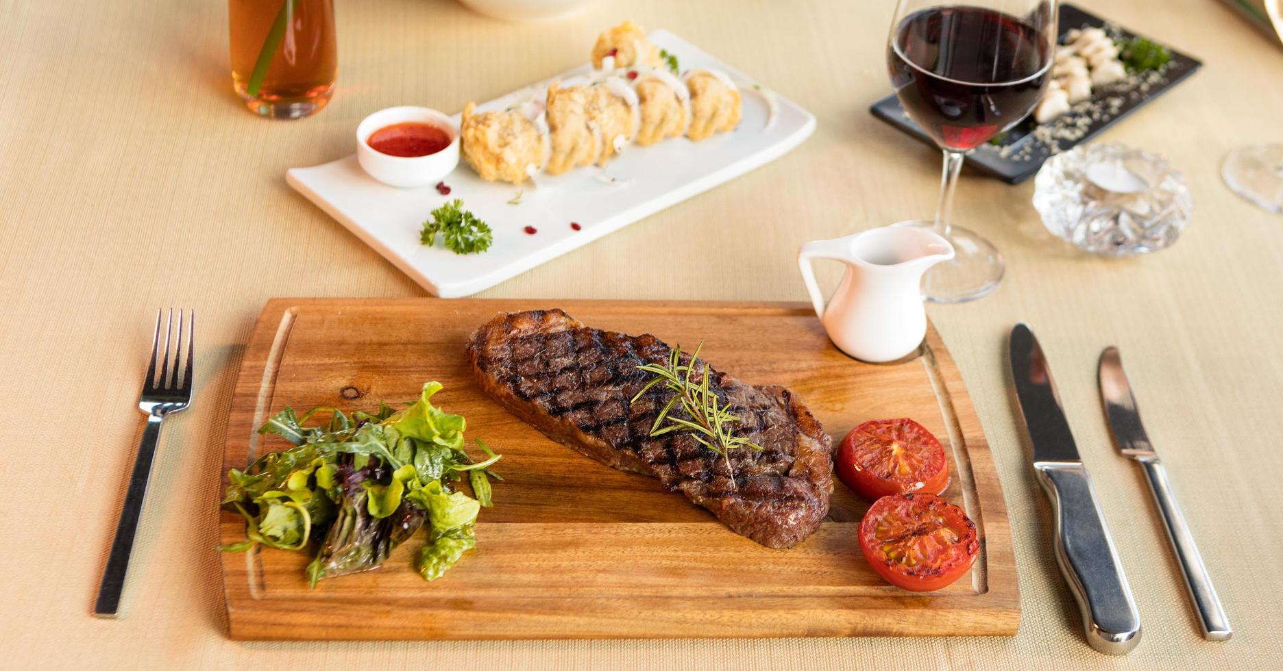 großes Steak mit gegrillten Tomaten foto