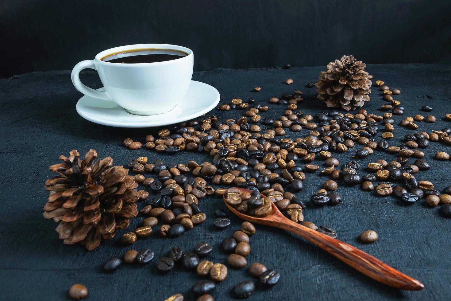 Kaffeetasse und geröstete Kaffeebohnen foto