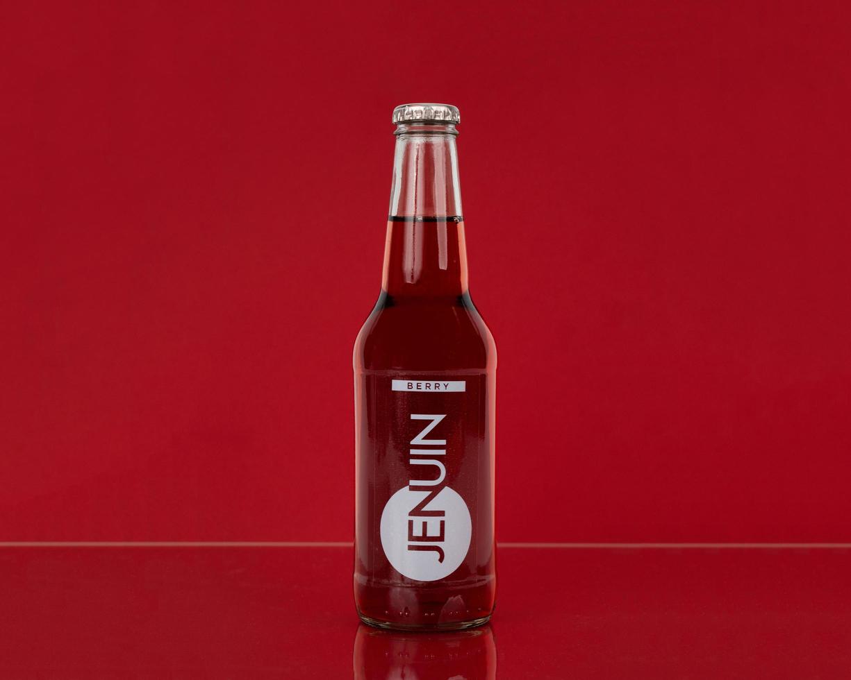 Los Angeles, 2020 - rote Jenuin-Getränkeflasche auf rotem Hintergrund foto