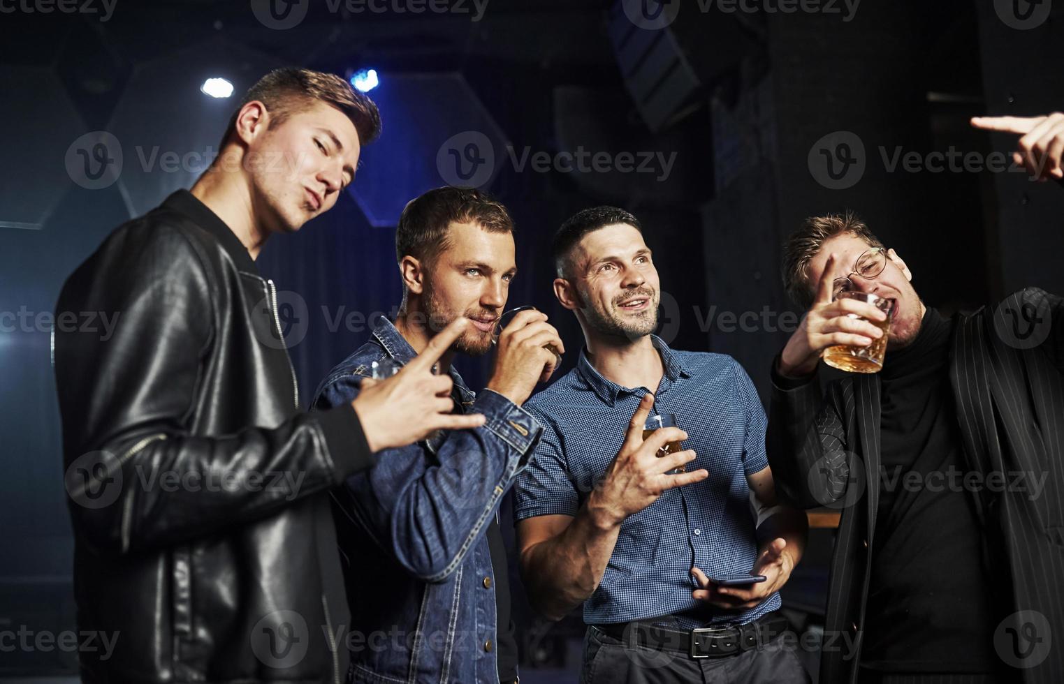 Zeitaufwand am Wochenende. Die Leute haben Spaß im Club. mit Alkohol in den Händen foto