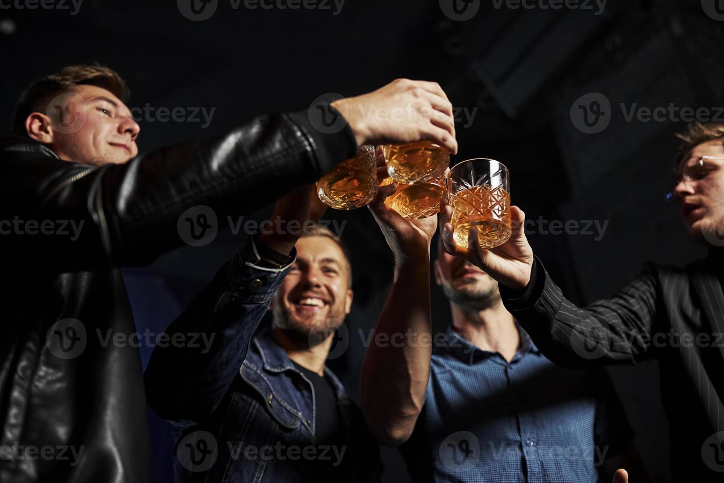 Zeitaufwand am Wochenende. Die Leute haben Spaß im Club. mit Alkohol in den Händen foto