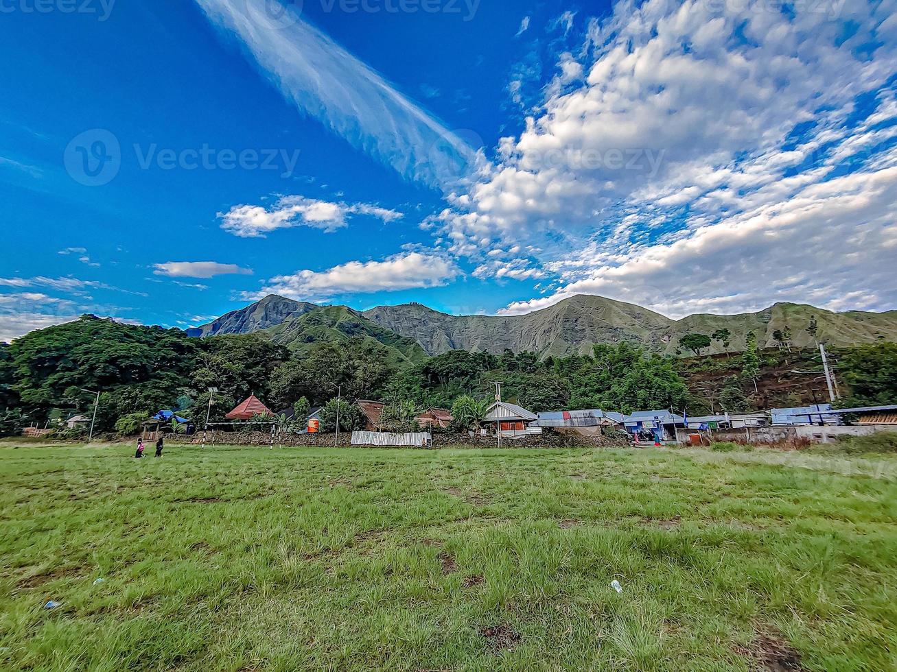 schöne landschaft in sembalun in der nähe des vulkans rinjani in lombok, indonesien. reise-, freiheits- und aktives lebensstilkonzept. foto