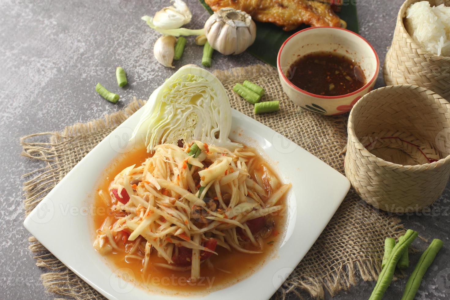 beliebtes thailändisches Essen und beliebtes Street Food Papayasalat oder das, was wir in Thailand Somtum nennen foto