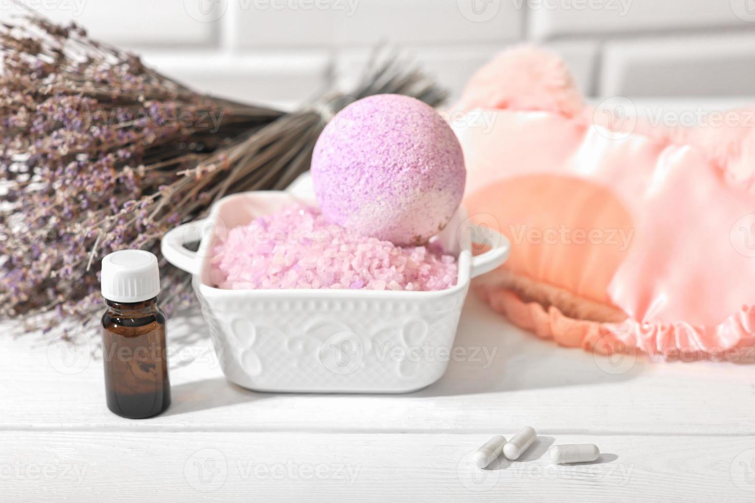 Lavendel als beruhigende und wohltuende Zutat für Badesalz, Schaumbadbombe und ätherisches Öl. entspannender Duft von Lavendelblüten für guten Schlaf und Entspannung. foto