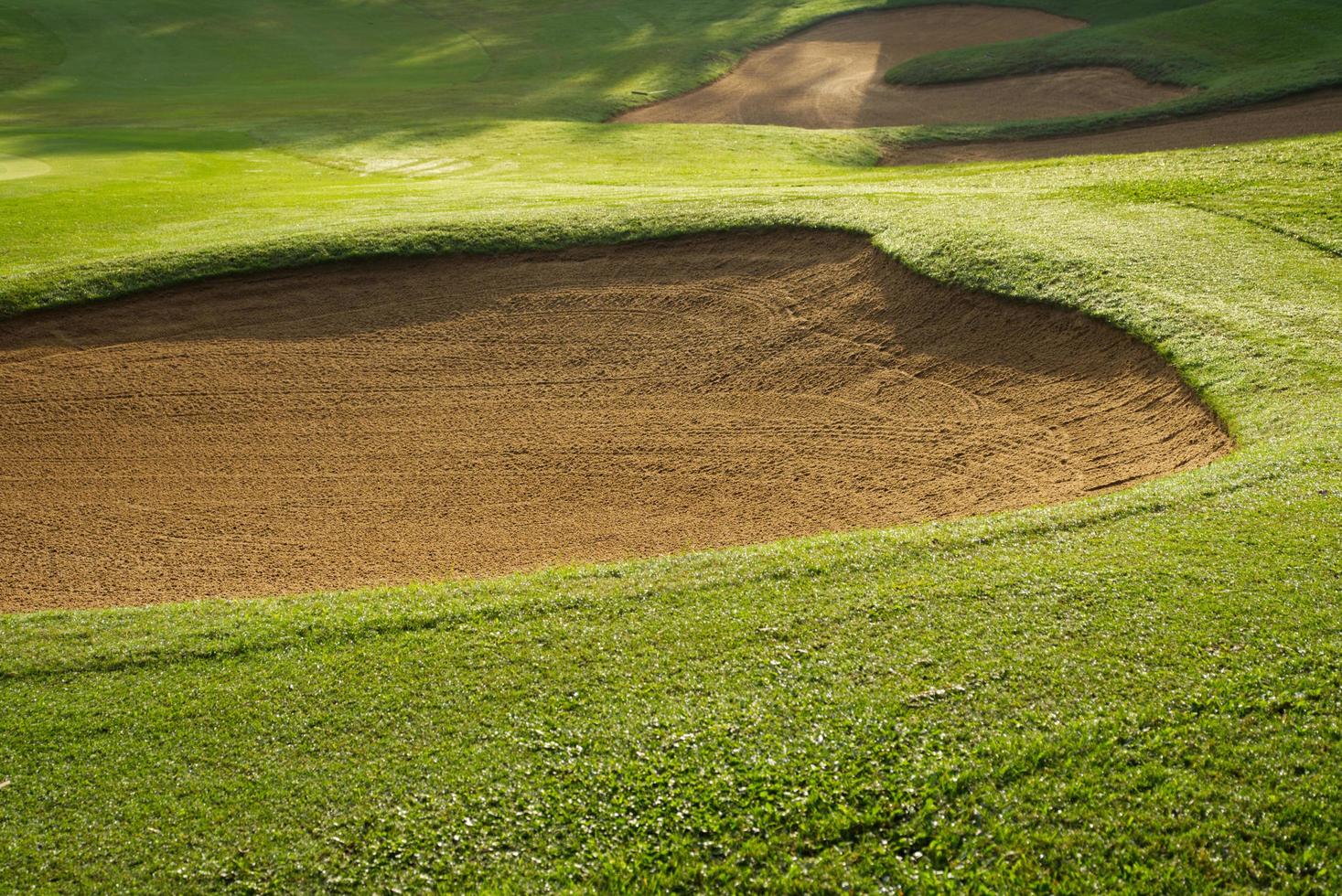 sandkasten bunker golfplatzhintergründe, der sandkasten auf dem golfplatz fairway wird als hürde für athleten verwendet, um an wettkämpfen teilzunehmen foto