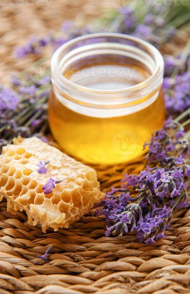 Glas mit Honig und frischen Lavendelblüten foto
