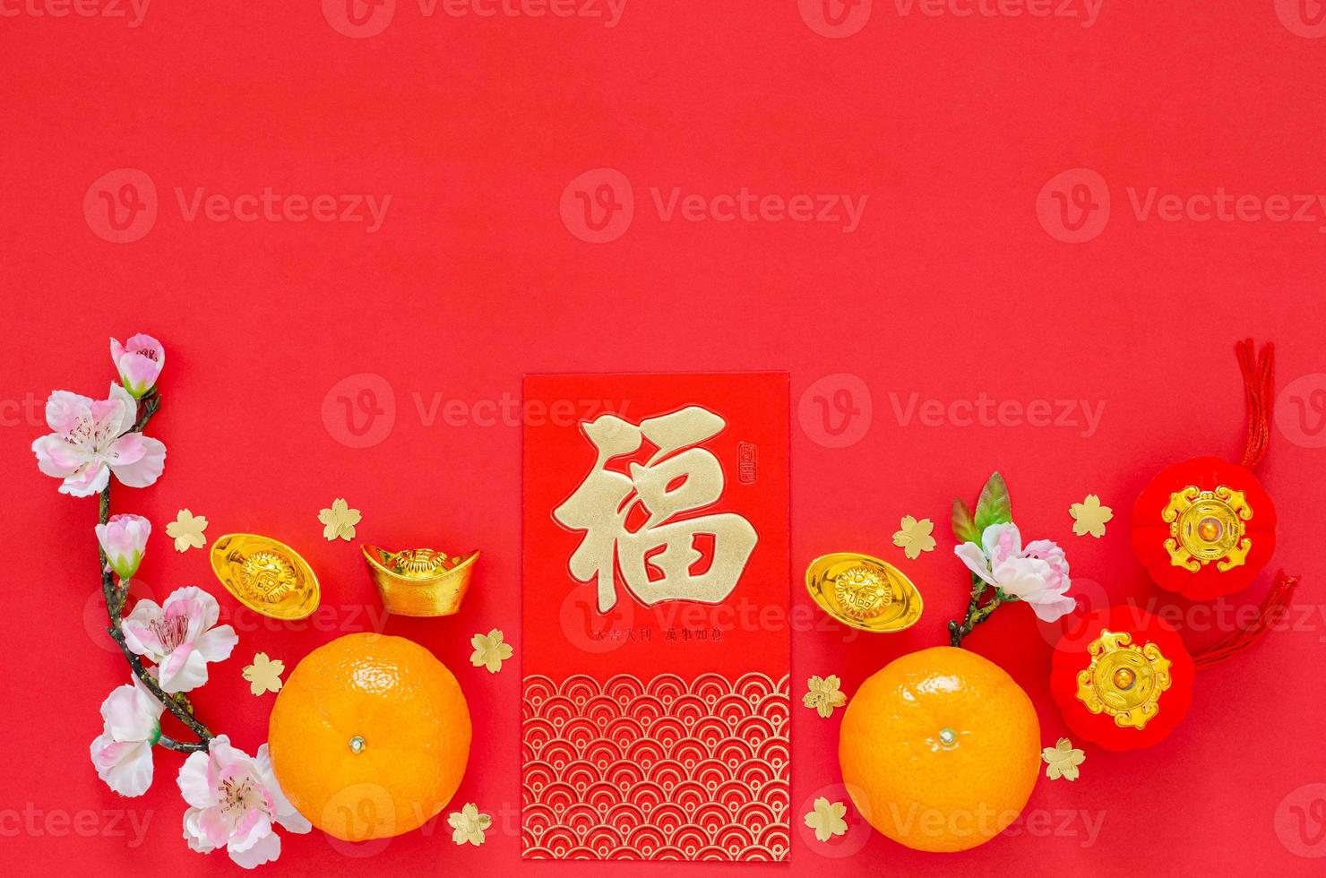 flache lage der chinesischen neujahrsfestdekoration auf rotem hintergrund. Charakter auf Barren und Geld rotes Paket bedeutet Segen. foto