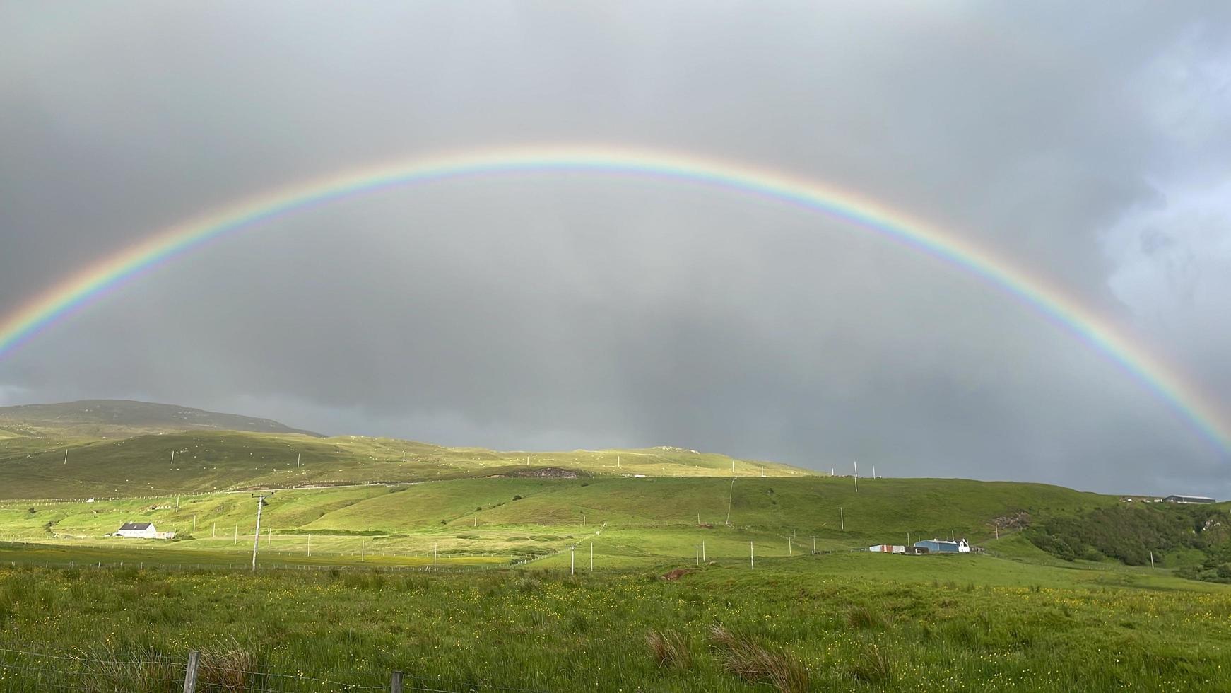 Atemberaubender Regenbogen in den Highlands von Schottland foto