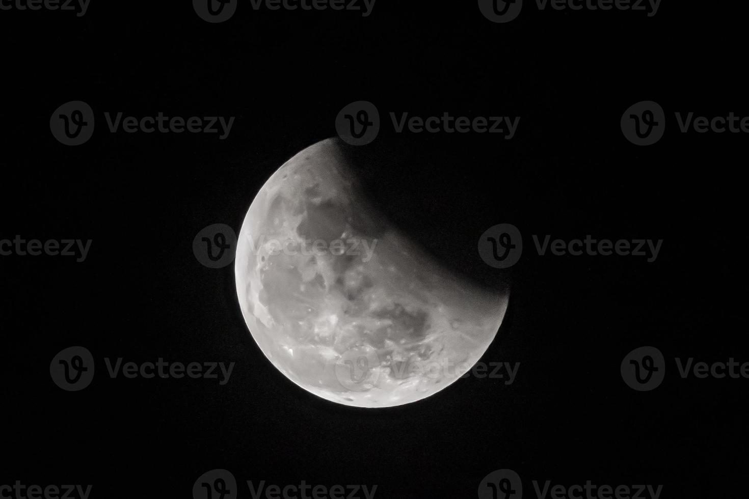 Mond auf dem dunklen Hintergrund der dunklen Nacht foto