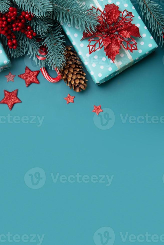 weihnachtsgeschenke flach liegend mit kiefern und sternendekoration draufsicht. vertikales Foto mit Kopierbereich