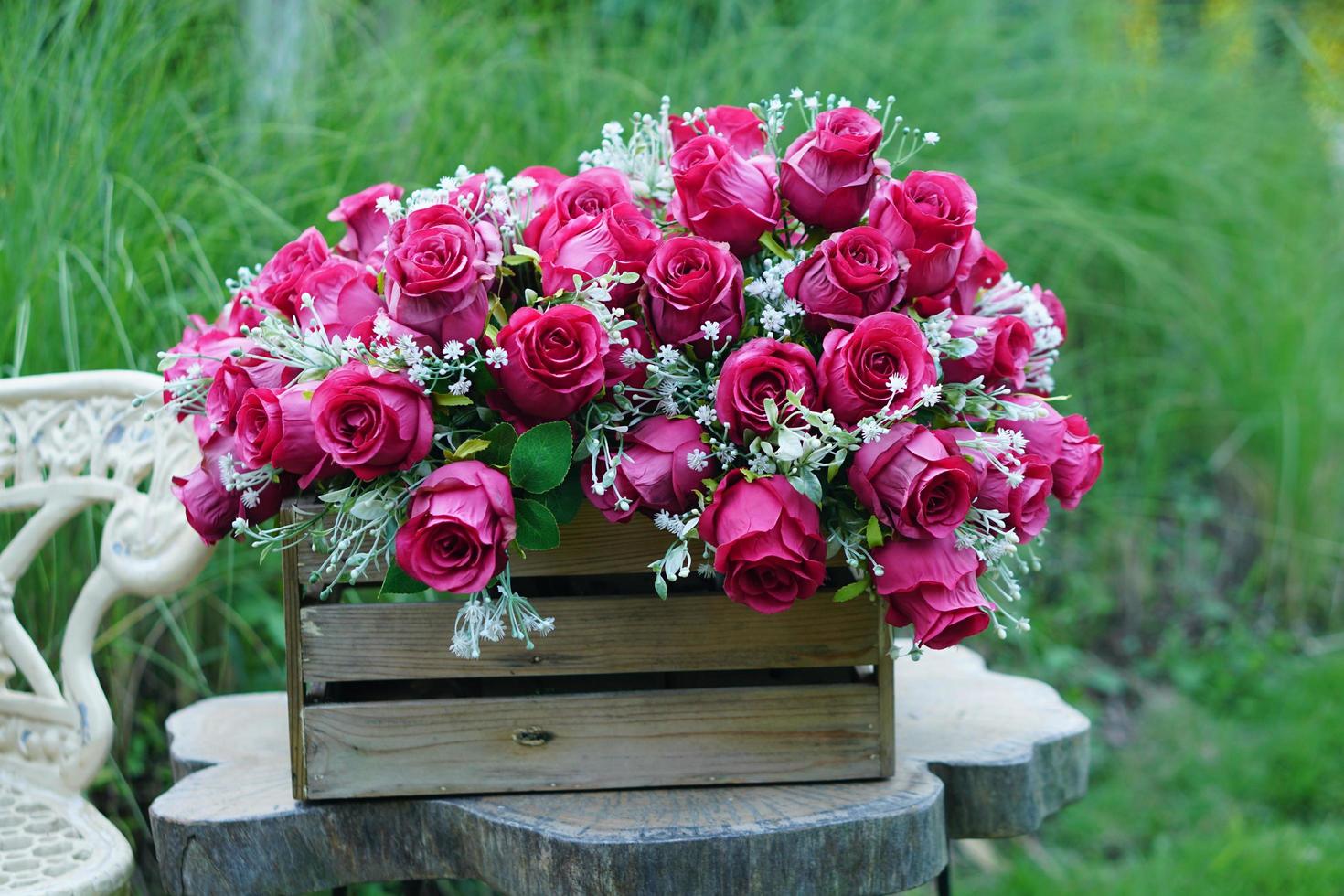 schöne bunte Rosen auf dem Tisch für das festliche neue Jahr 2023 foto