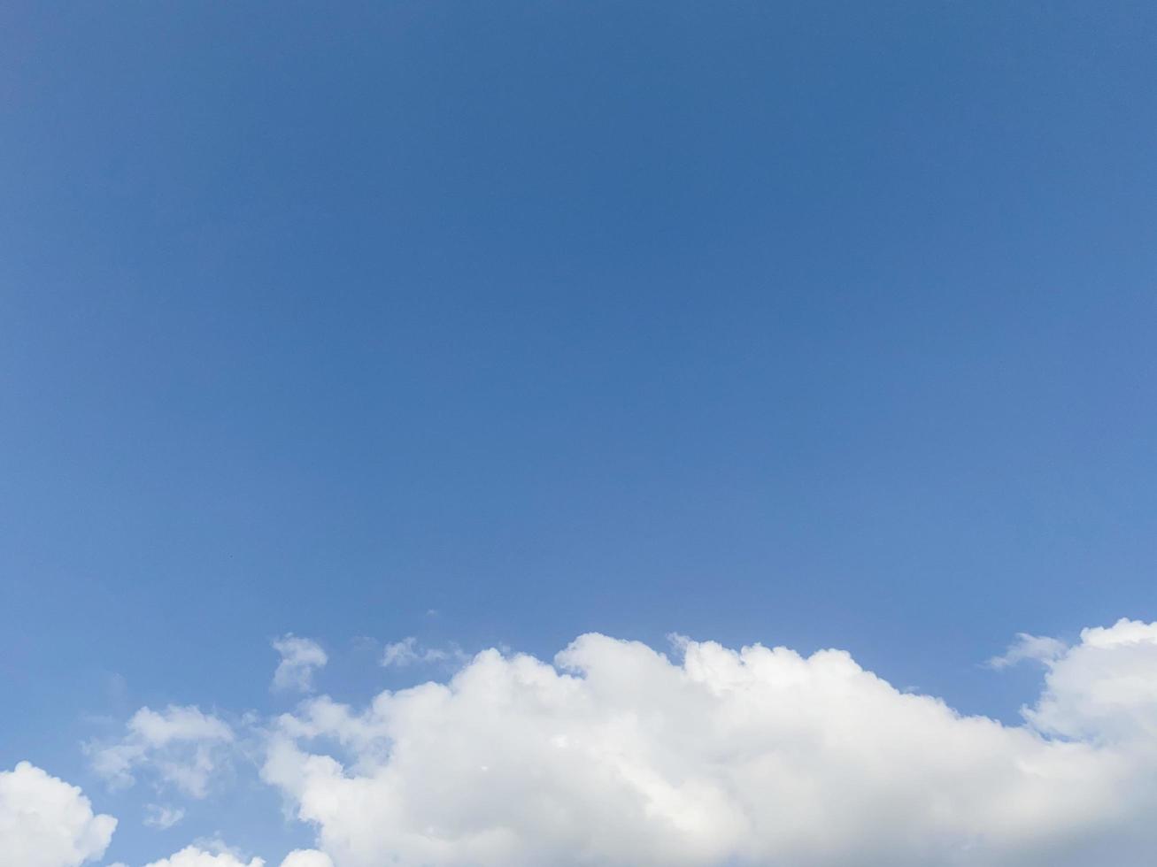 sauberer blauer Himmel und weiße Wolken Himmelshintergrund mit Platz für Dekoration. und verwendet, um Tapeten herzustellen oder im Grafikdesign zur Arbeit zu bringen. foto
