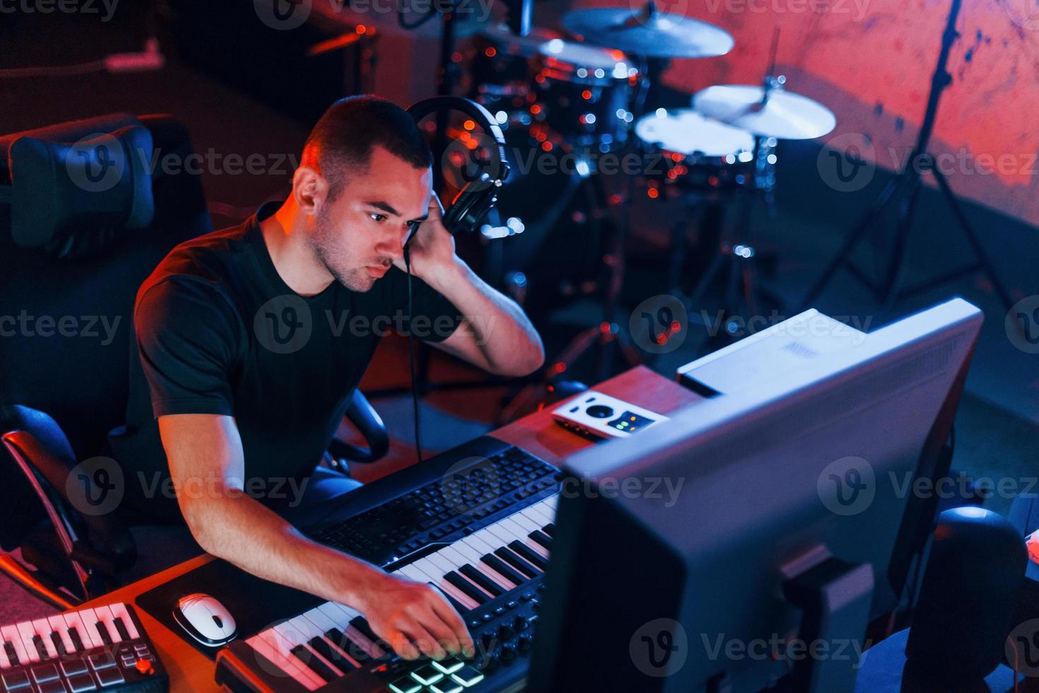 toningenieur, der drinnen im studio musik bearbeitet und mischt foto