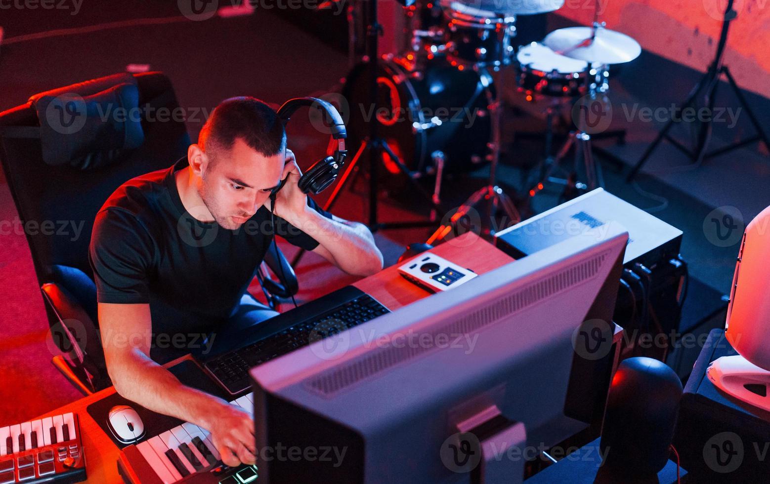 professioneller toningenieur, der musik drinnen im studio bearbeitet und mischt foto