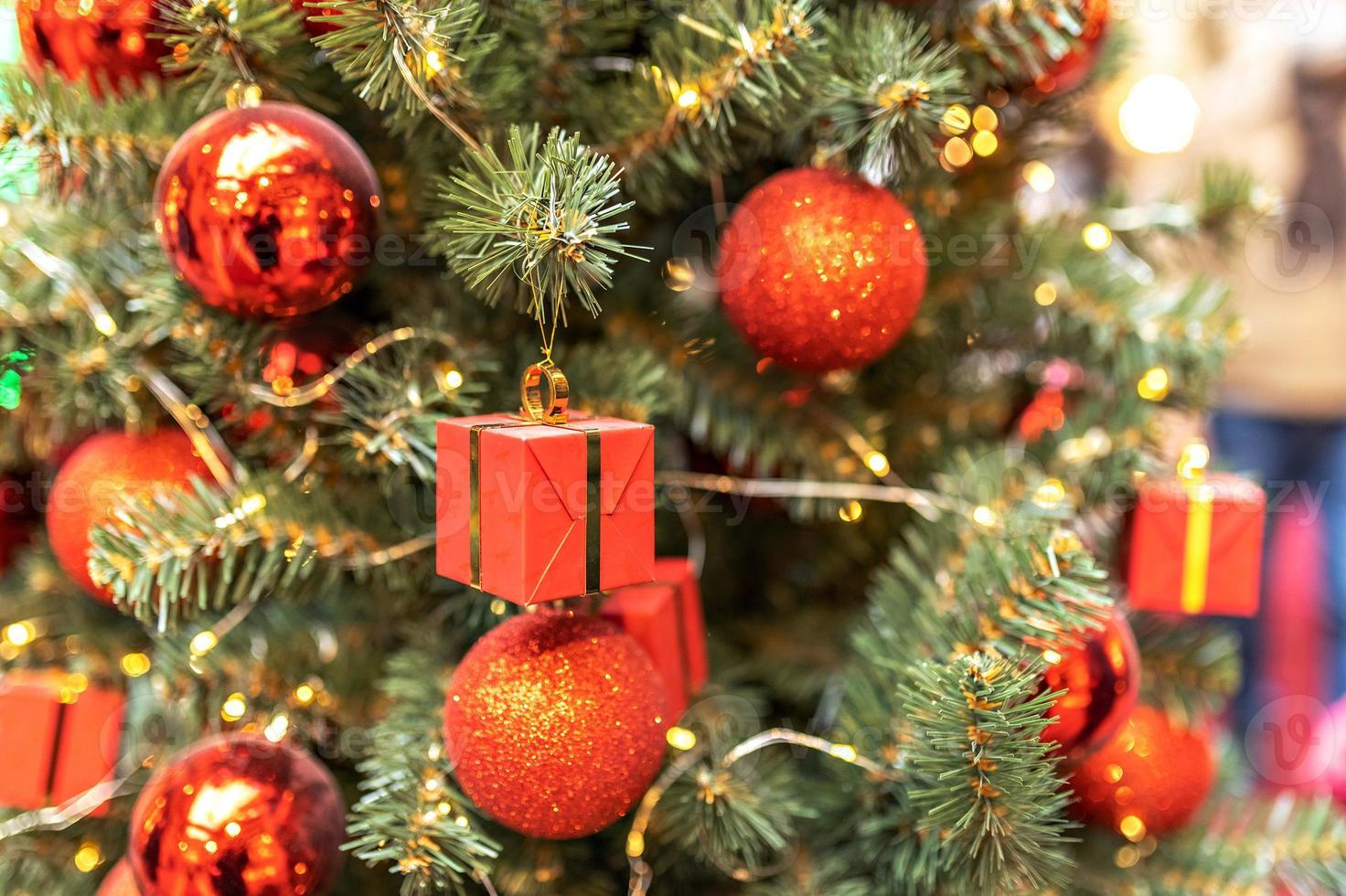 weihnachtsbaum geschmückt mit roter kugel und geschenkboxen. Hintergrund mit Bokeh. Neujahr foto