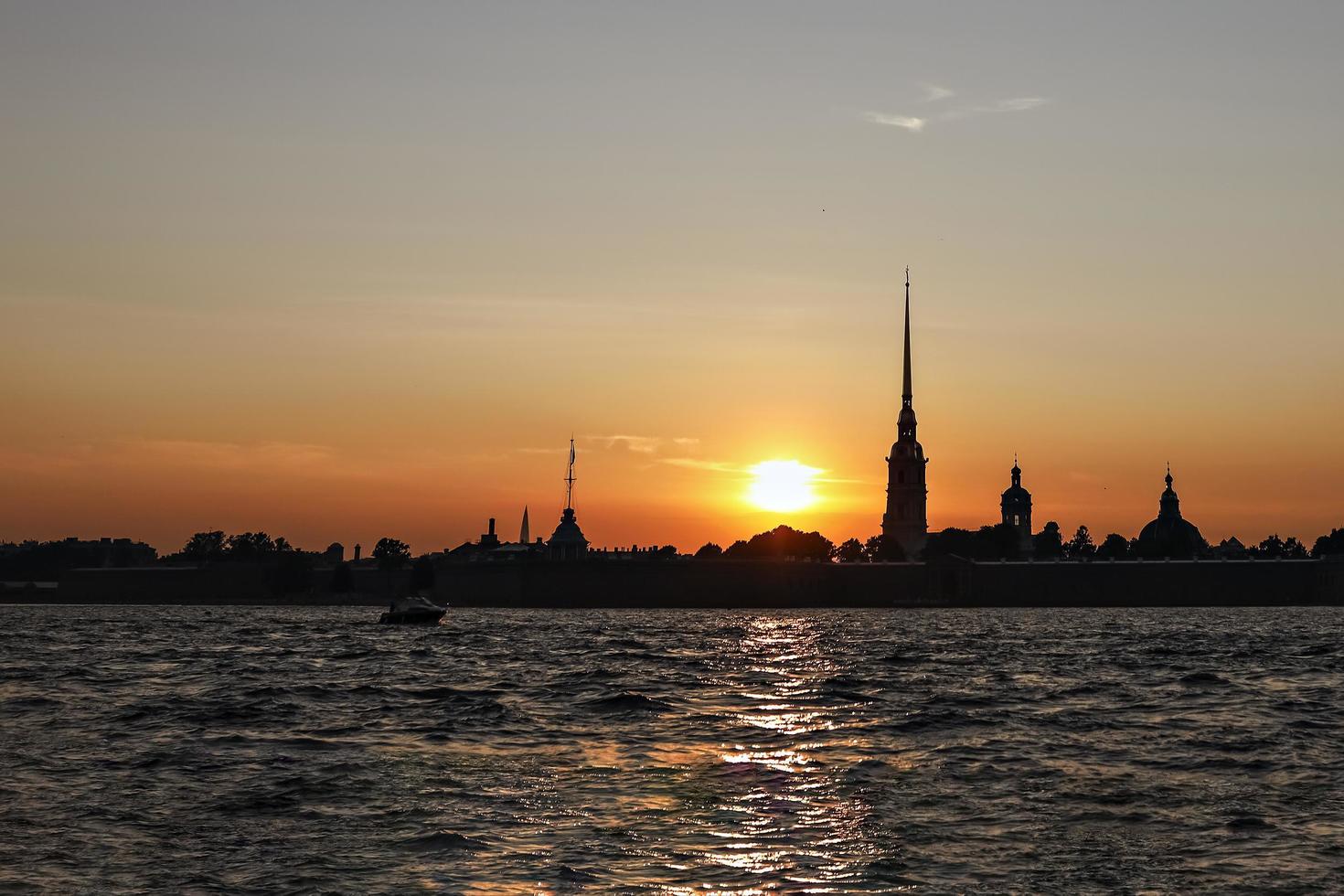 an der silhouette der peter-und-paul-festung bei sonnenuntergang, blick von der newa foto