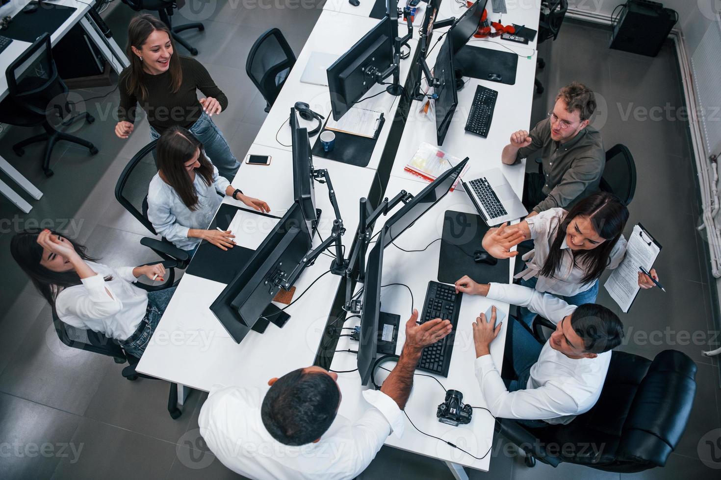 Gruppe junger Geschäftsleute, die im modernen Büro am Computer arbeiten foto