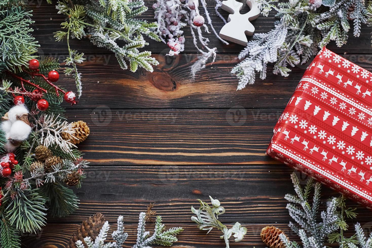 rote Geschenkbox. draufsicht auf den festlichen weihnachtsrahmen mit neujahrsdekorationen foto