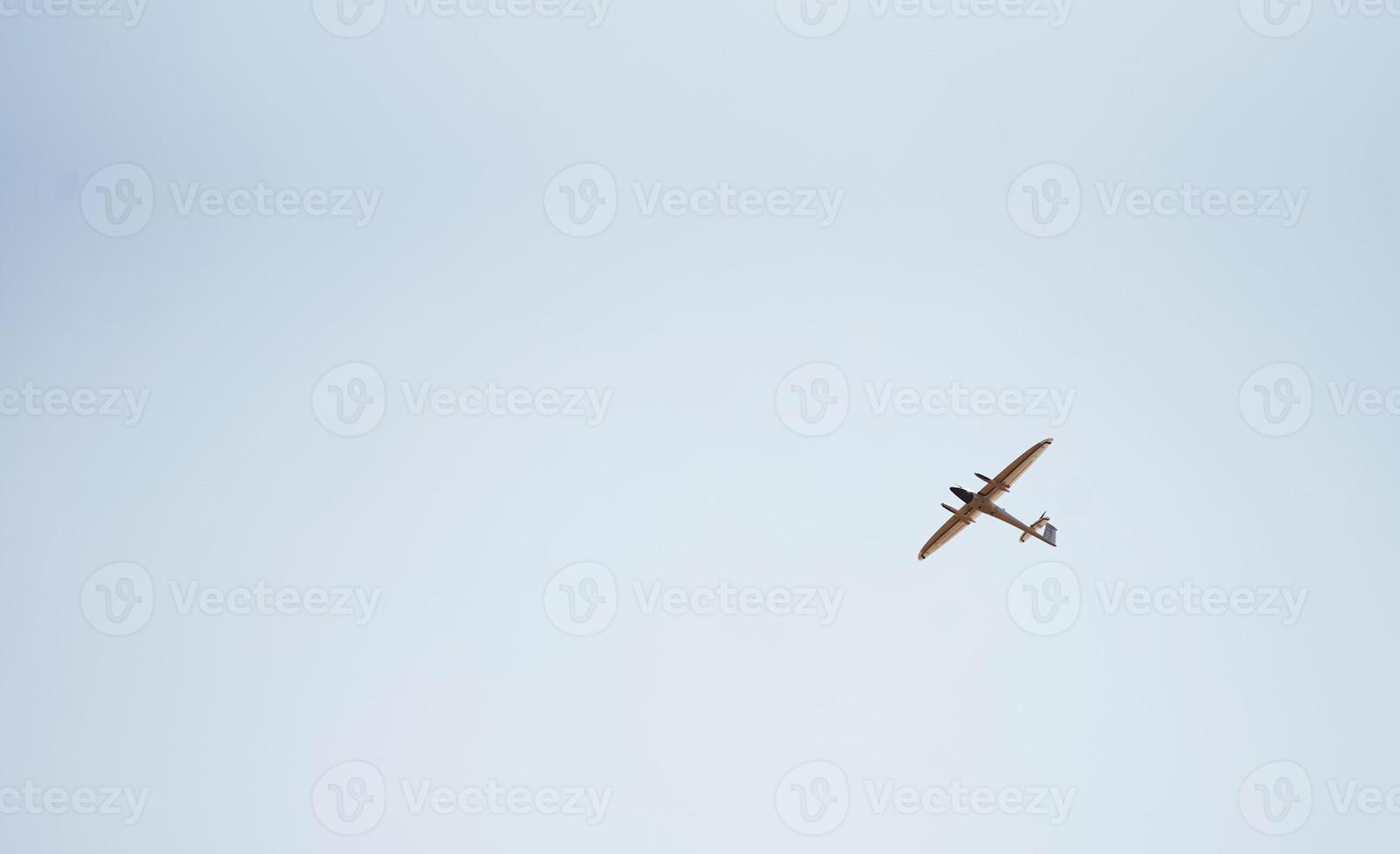 Modernes kleines ferngesteuertes weißes Flugzeug, das in den Himmel fliegt foto