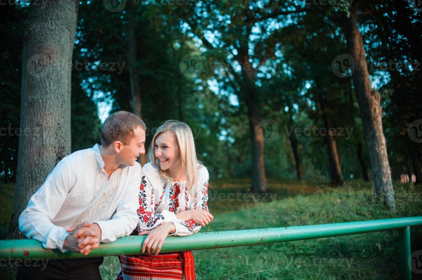 junges romantisches Paar in ukrainischer Nationalkleidung foto