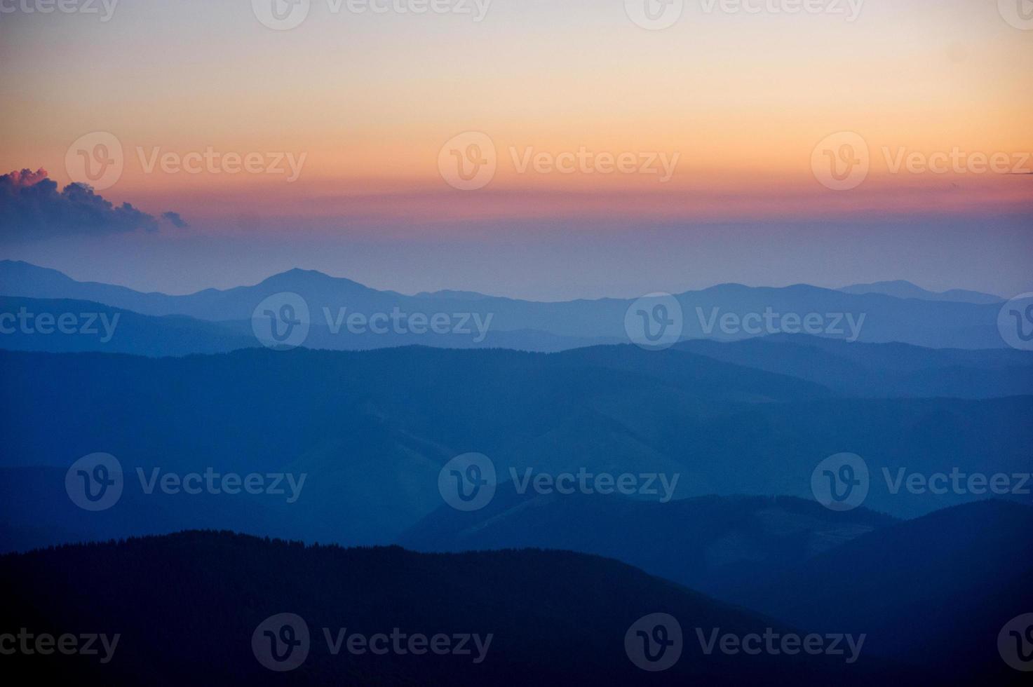 schöner sonnenuntergang in den bergen foto