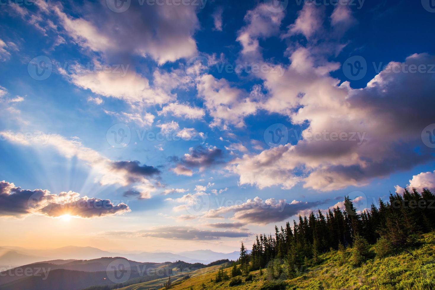 Sommerlandschaft in den Bergen foto